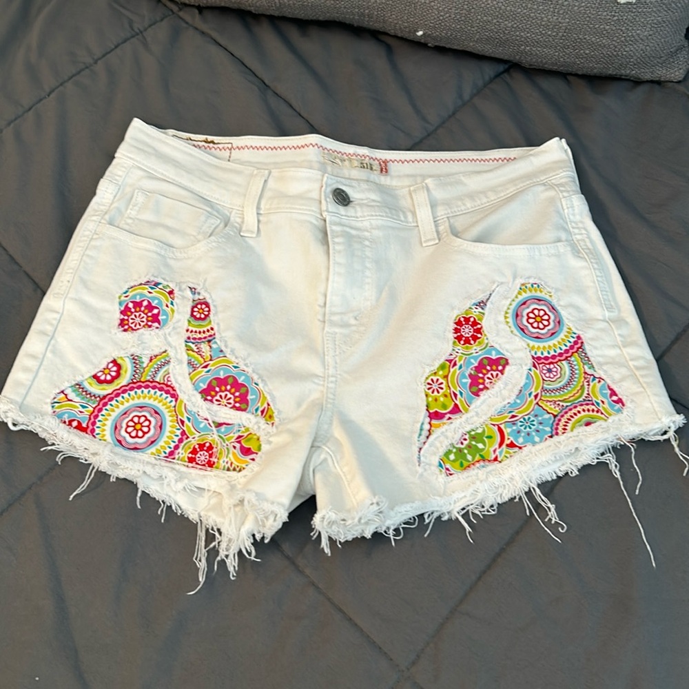 Custom Levi’s White Denim Jean Shorts Raw Hem 6 28 515 Mid Rise Paisley Boho 70s
